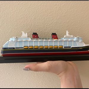 Disney Cruise Line - Disney Dream figurine